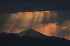 雲から光
