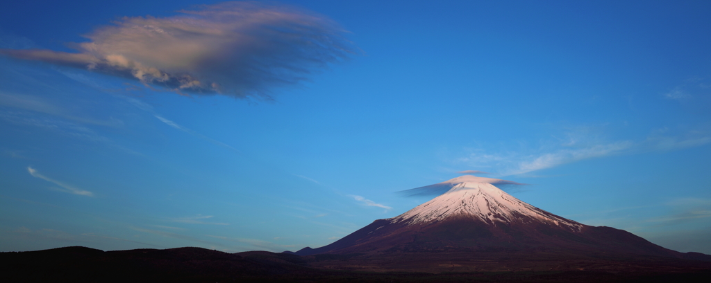 レンズ雲と白鳥雲　富士山