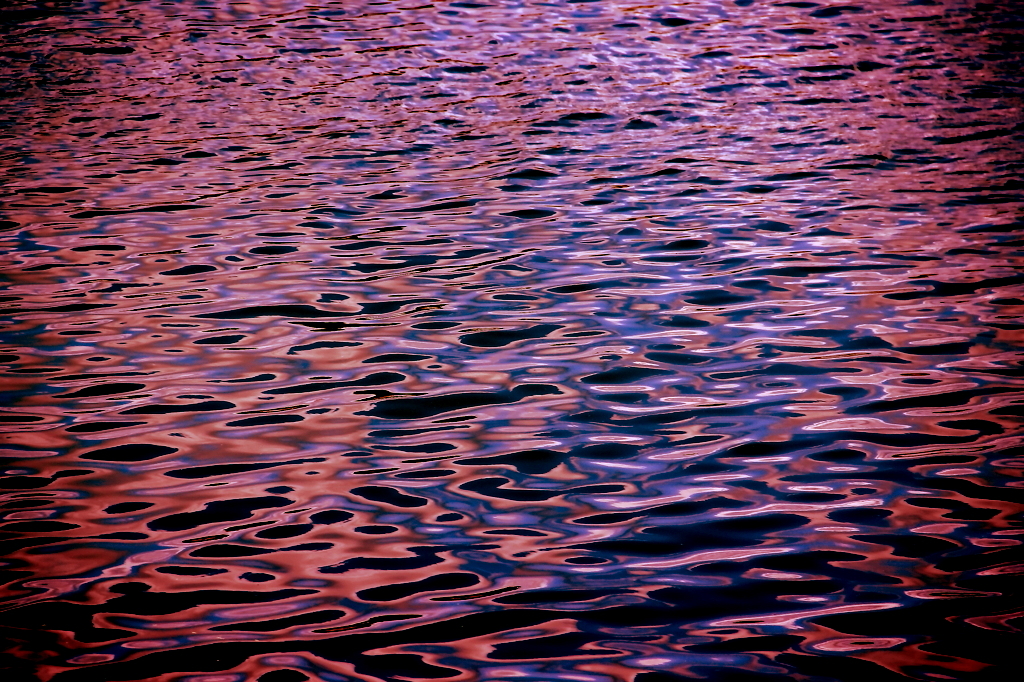 美しすぎる夕日のただ映す海