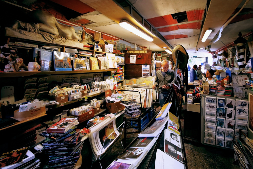 アクアアルタにも負けない古本屋