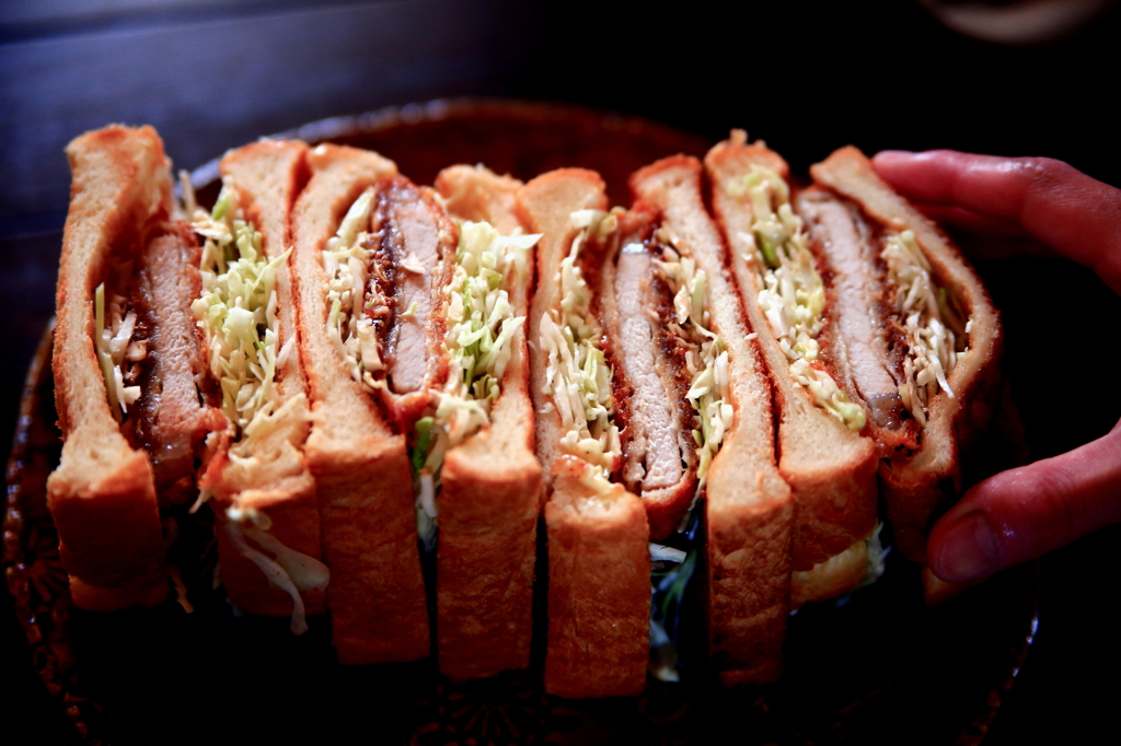 押してっぎゅ～っとトンカツレタスサンド！