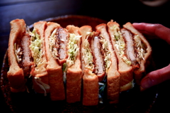 押してっぎゅ～っとトンカツレタスサンド！