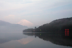 朝靄の富士山と芦ノ湖