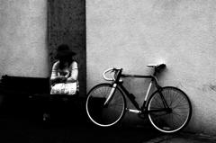 自転車と婦人