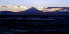 荒れる相模湾からの富士山