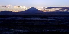 荒れる相模湾からの富士山