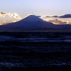 荒れる相模湾からの富士山
