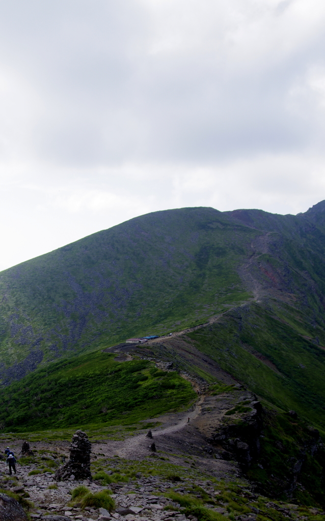 硫黄岳山荘、横岳への稜線