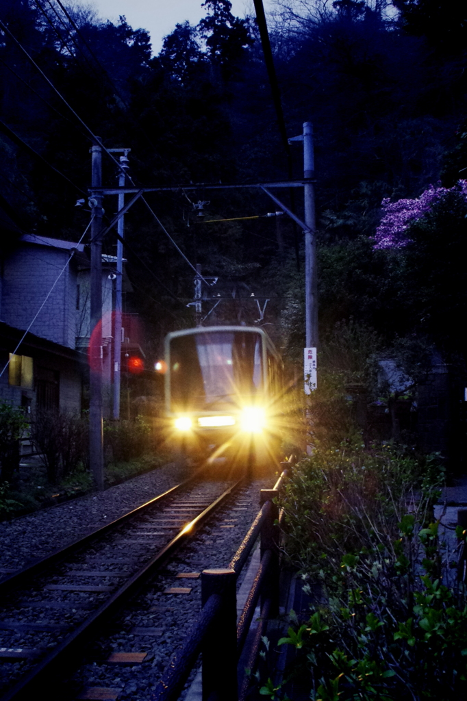 夕暮れを疾走る江ノ電