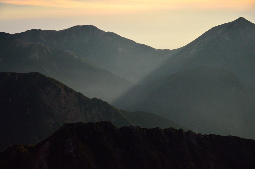 朝靄　常念岳