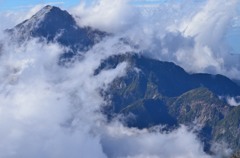 雲をまとう秀峰