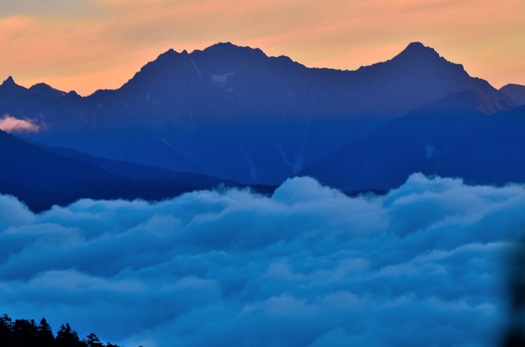 雲上の峰々