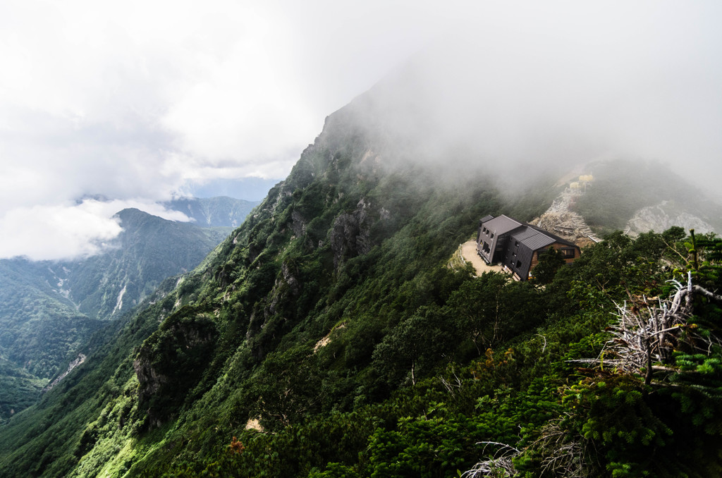 山小屋のある風景　久しぶりに