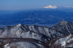 遥かに