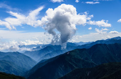 重なる峰々