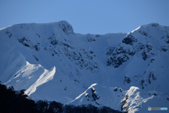 雪稜残りて