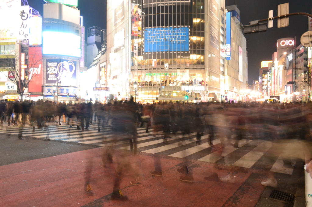 夜の渋谷スクランブル交差点　