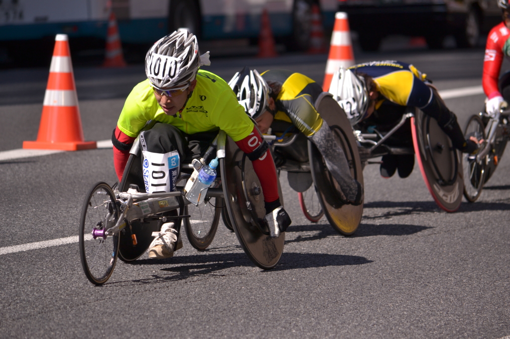 車椅子ランナー連なる