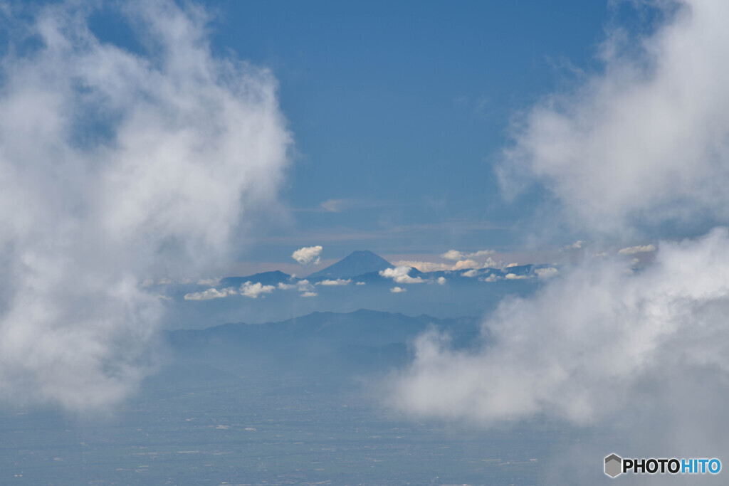 雲間から富士山が