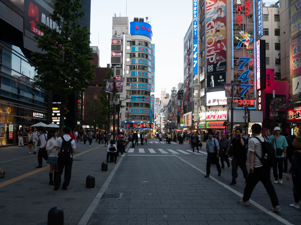 新宿コマ劇場界隈にて