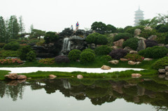 揚州 痩西湖に遊ぶ　大明寺の塔を望む