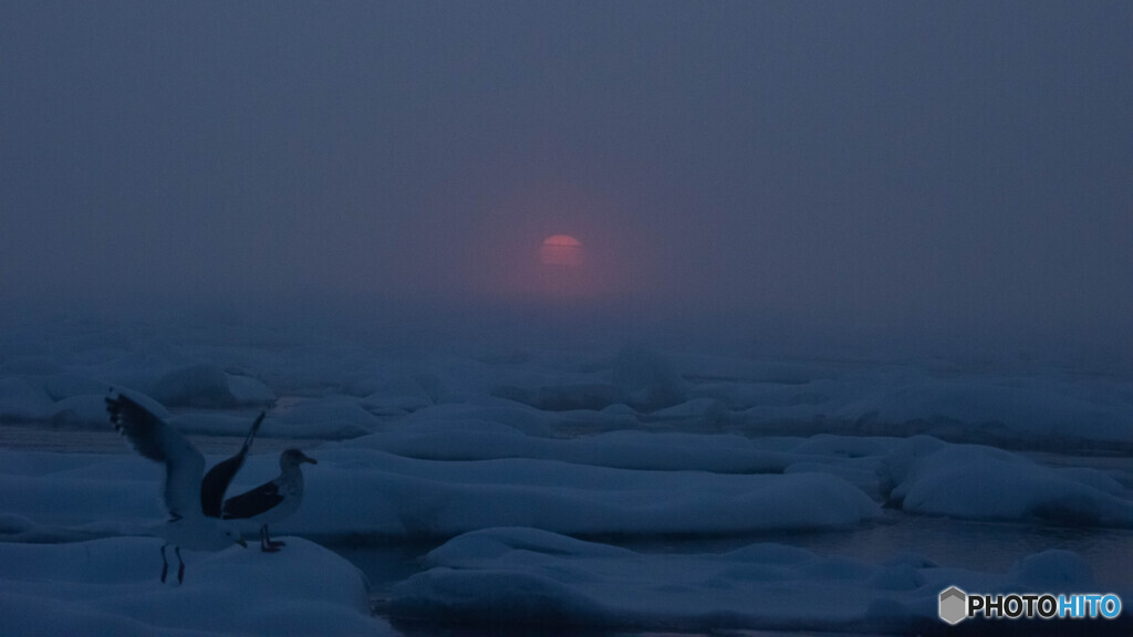 オホーツクの海に昇る朝陽