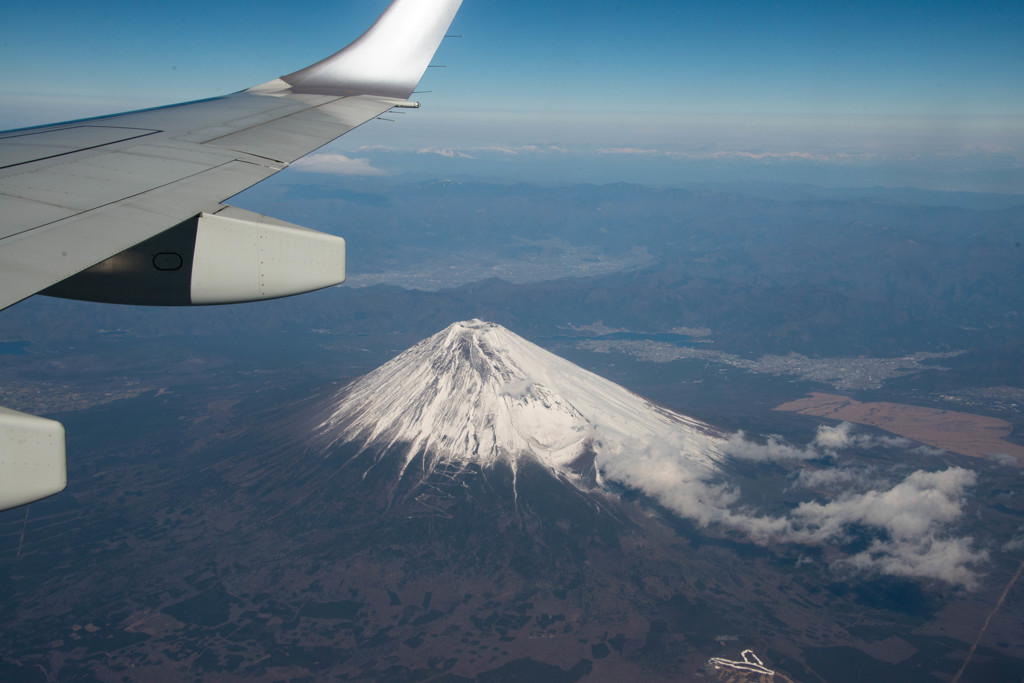 富士の高嶺に積もる雪
