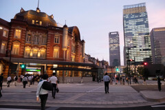 夕暮れ時の東京駅