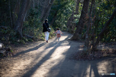 元気に駆け抜ける少女