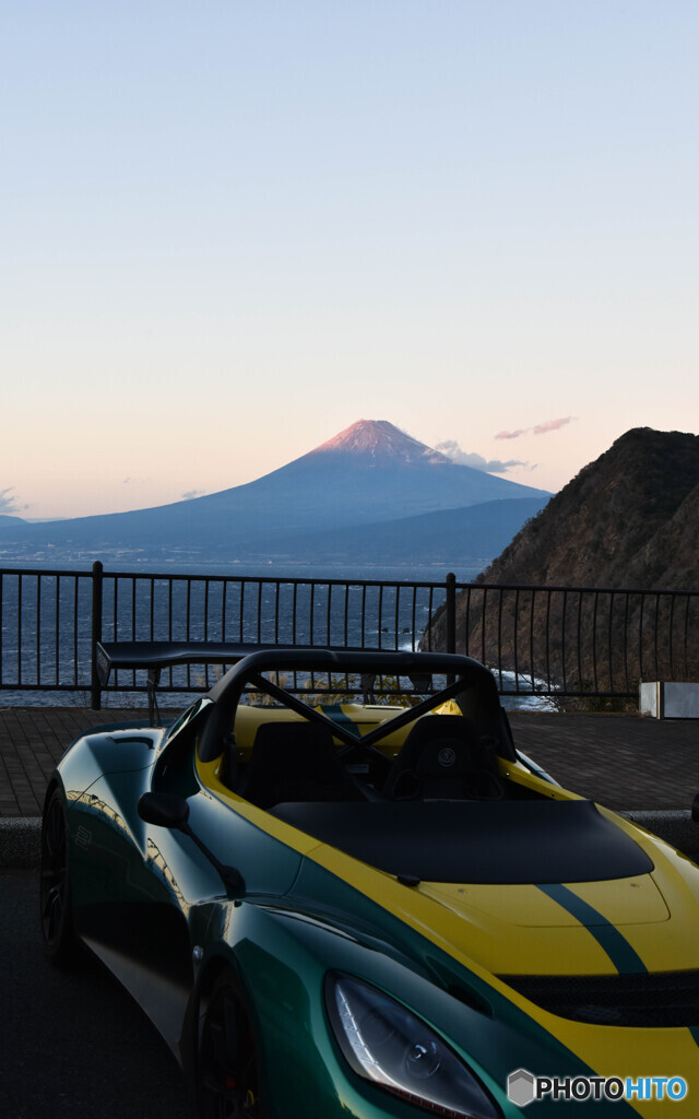 スポーツカーと富士山