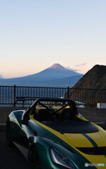 スポーツカーと富士山