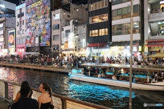 夜も活気溢れる道頓堀