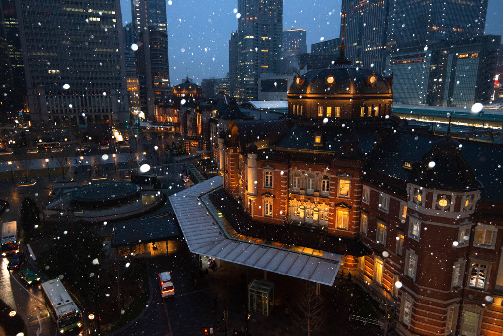雪舞う東京駅