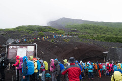 山頂は雲に隠れて