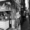路地脇の店