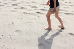 白い砂と足跡