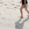 白い砂と足跡
