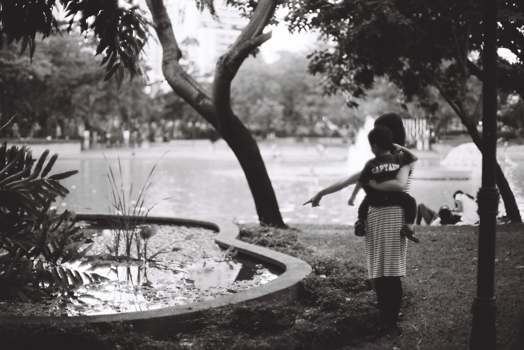 [タイ] 公園の親子　ネオパン 100 ACROS