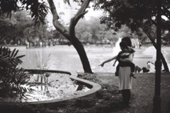 [タイ] 公園の親子　ネオパン 100 ACROS