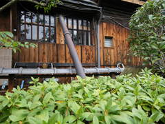 寺田屋を支える鉄柱