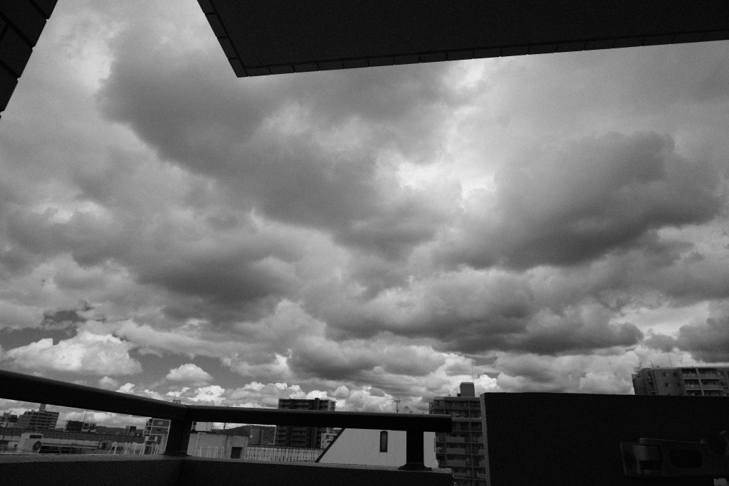 戻り梅雨の空