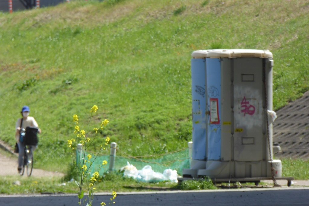 河川敷トイレへ急げ