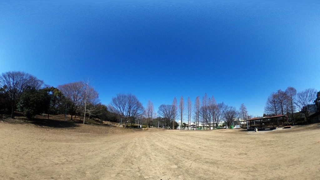 青空と誰もいない寒い公園