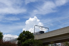 電車と夏の雲