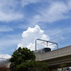 電車と夏の雲