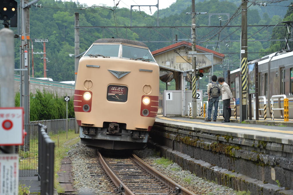 単線区間を行く381系