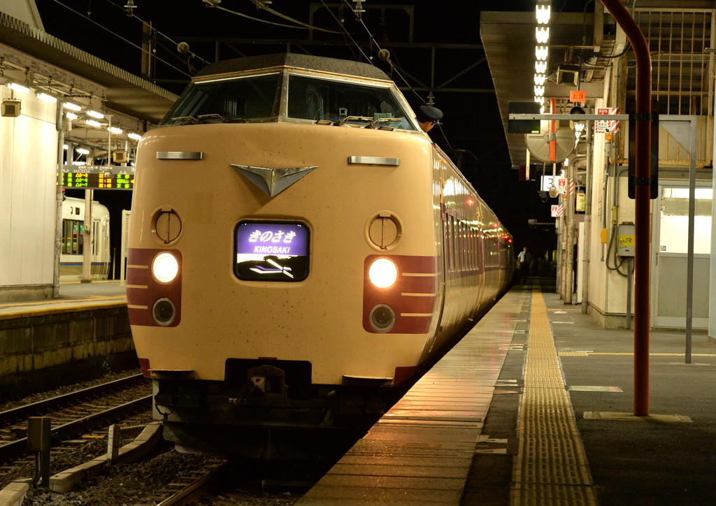 最終特急きのさき19号発車前
