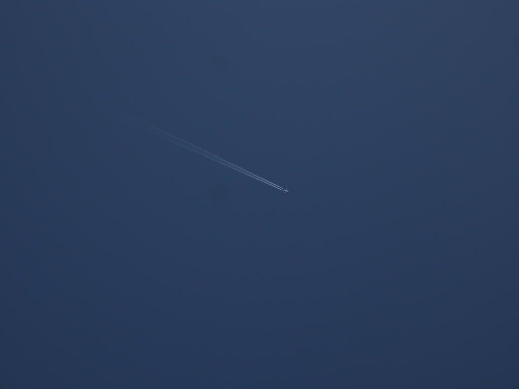 遙か上空飛行機雲
