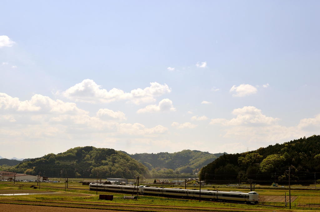 初夏の陽気な田園風景の中を行く