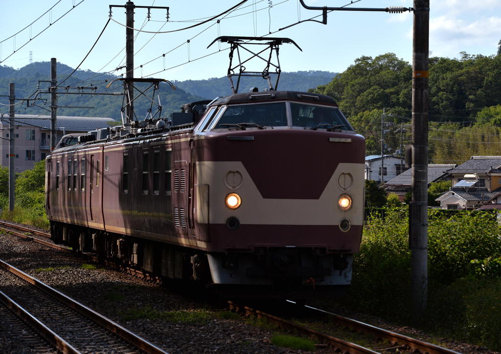 逆光にやられるクモヤ443系